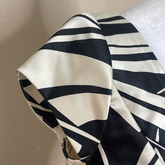 Maggy London Women’s Abstract Cap Sleeve Fitted V-Neck Satin Dress Ruched Sz 6 - Picture 9 of 10